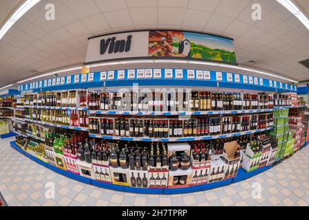 Fossano, Italien - 11. November 2021: Übersicht über das Weinregal mit niedrigen Preisen in einem italienischen Discountmarkt, Fischauge Stockfoto