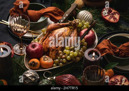 Festliches Abendessen mit gebratenem Hähnchen und Dekorationen Stockfoto