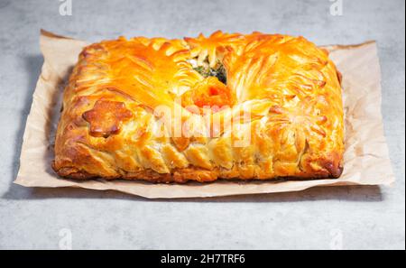 Fischkuchen. Traditioneller russischer Kuchen aus Hefeteig, gefüllt mit Lachs. Stockfoto