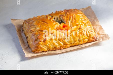 Leckere hausgemachte Lachs-Pie. Traditionelle russische Ciusine, Fischkuchen aus Hefeteig mit Lachs gefüllt. Stockfoto