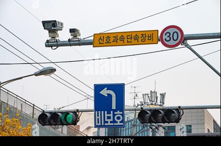 Ampeln auf der Straße mit grünen Ampeln und Geschwindigkeitsbegrenzern. Südkorea Stockfoto