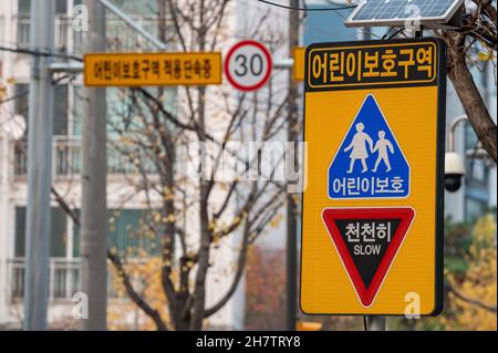 Verkehrsschild und Kamera für die Schulzone, die die Geschwindigkeit von Autos steuert. Südkorea Stockfoto