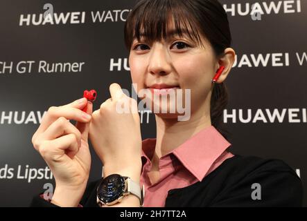 Tokio, Japan. 25th. November 2021. Ein Modell zeigt am Donnerstag, den 25. November 2021, in Tokio die neue smarte Uhr von Huawei 'Huawei Watch GT3' und die stylischen kabellosen Ohrhörer 'Huawei FreeBuds Lipstick'. Ein Ohrhörer mit aktiver Geräuschunterdrückung und 14,3mm-Treiber wird in einer Ladetasche mit Lippenstift-Design eingesetzt. Huawei Japan wird es am 17. Dezember auf den japanischen Markt bringen. Quelle: Yoshio Tsunoda/AFLO/Alamy Live News Stockfoto