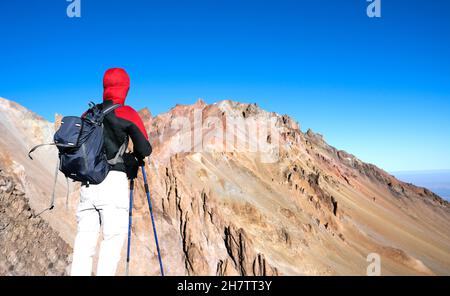 Wanderer mit Blick auf den felsigen Berggipfel Stockfoto