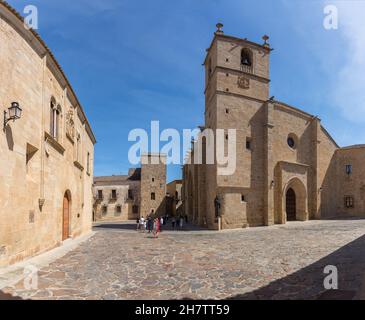 Cáceres Spanien - 09 12 2021: Fassade an der Kathedrale von Santa Maria, der Kathedrale von Santa María de Caceres, auf dem Platz der Heiligen Maria, plaza de Santa Mar Stockfoto