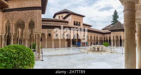 Alhambra Granada Spanien - 09 14 2021: Panoramablick auf den Patio der Löwen, Brunnen aus zwölf Marmorlöwen auf dem Palast der Löwen oder Harem, Alhambra Stockfoto