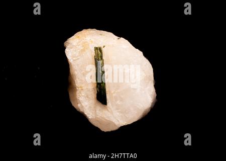 Schöner Turmalin in Quarz Kristall Cluster Edelstein auf schwarzem Hintergrund isoliert Stockfoto