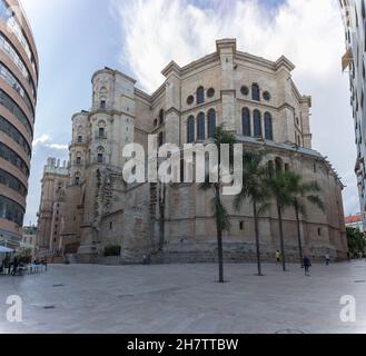 Malaga Spanien - 09 15 2021: Blick an der hinteren Fassade auf die Kathedrale von Málaga oder die Kathedrale Santa Iglesia Basílica de la Encarnación, eine ikonische nationale la Stockfoto