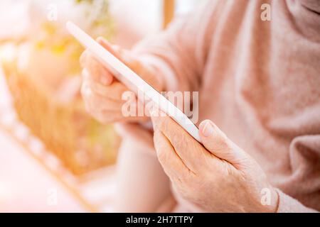 Ältere Frau mit Tablet Stockfoto