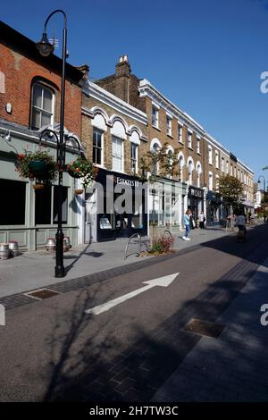 Parade der Geschäfte auf der Orford Road, Walthamstow, London, Großbritannien Stockfoto