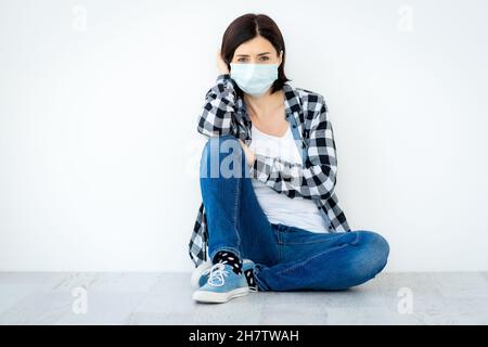 Attraktive Frau in medizinischer Maske Stockfoto
