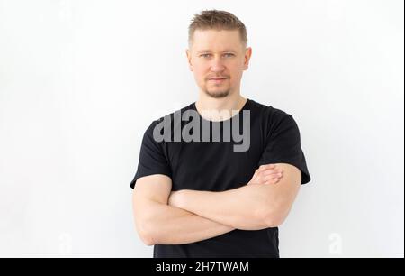 Schöner Mann in schwarzem T-Shirt Stockfoto