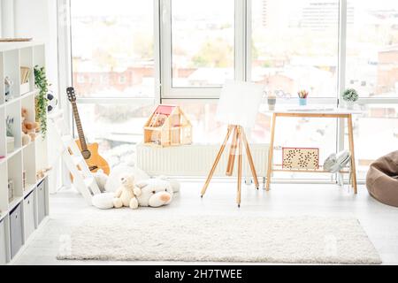Schönes und helles Kinderzimmer Stockfoto