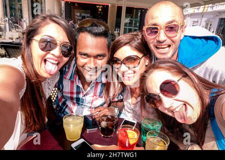 Multirassische Freunde, die Selfie an der Cocktailbar machen - Spaß- und Freundschaftskonzept mit einem Schüler der Generation Z, der sich gemeinsam Zeit nimmt Stockfoto