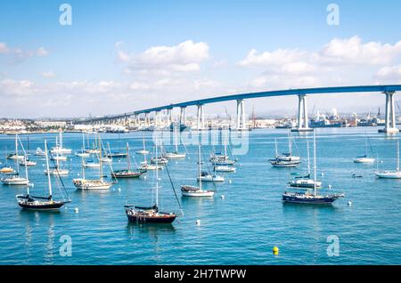 San Diego Waterfront mit Segelbooten - Indurial Hafen und Coronado Brücke