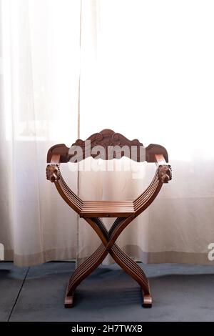 Antiker Mahagoni-Stuhl im Loft-Stil. Holzmöbel. Weicher, selektiver Fokus. Stockfoto