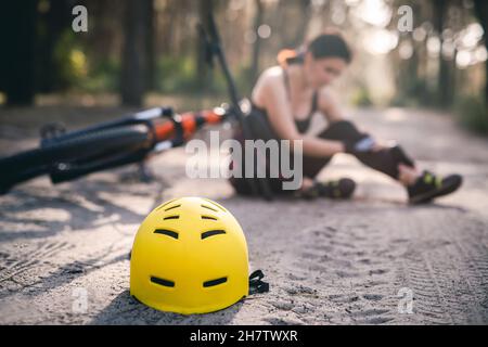 Schutzhelm auf Forststraße Stockfoto