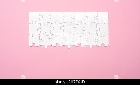 Draufsicht auf unvollendete weiße Puzzle Stockfoto