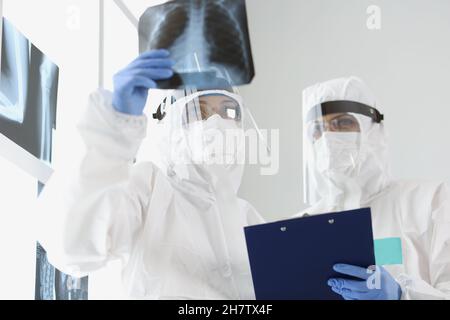 Qualifizierte Ärzte untersuchen Röntgenaufnahmen der Lunge des Patienten im Krankenhaus Stockfoto