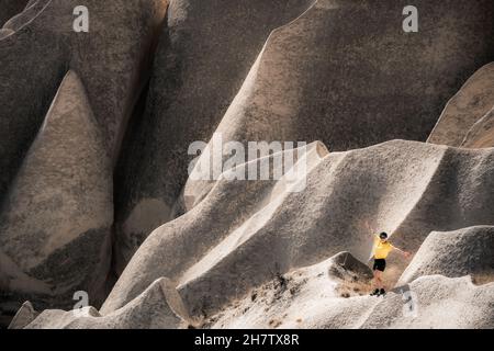 Frau Touristen stehen auf steinigen Berg Stockfoto