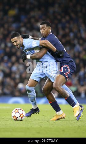 Riyad Mahrez von Manchester City, Presnel Kimpembe von PSG während der UEFA Champions League, Gruppe A Fußballspiel zwischen Manchester City und Paris Saint-Germain (PSG) am 24. November 2021 im Etihad Stadium in Manchester, England - Foto: Jean Catuffe/DPPI/LiveMedia Stockfoto