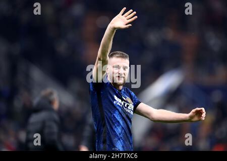 Mailand, Italien. 24th. November 2021. Milan Skriniar vom FC Internazionale feiert am Ende des UEFA Champions League-Spiel der Gruppe D zwischen dem FC Internazionale und dem FC Shakhtar Donetsk. Quelle: Marco Canoniero/Alamy Live News Stockfoto