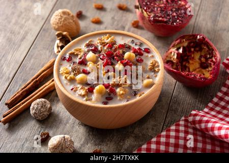 Traditioneller türkischer Noah-Pudding in Schale auf Holztisch Stockfoto