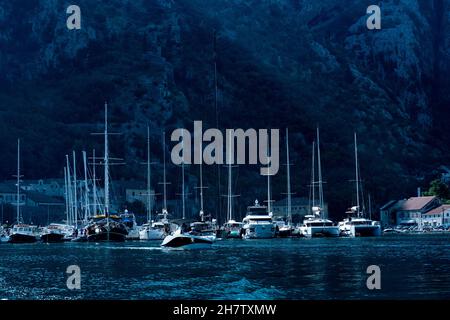 Yachten mit Bergen in Montenegro Stockfoto
