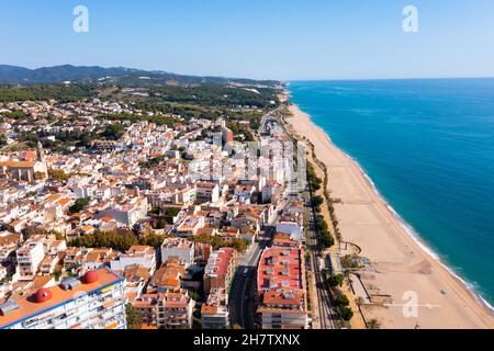 Blick von der Drohne auf Canet de Mar in Spanien Stockfoto