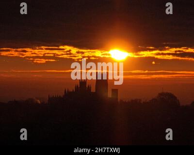 Ely, Großbritannien. 23rd. November 2021. Das 'Schiff der Fens', Ely Cathedral, steht stolz über Ely, an einem wunderschönen Morgen bei Sonnenaufgang in Cambridgeshire, Großbritannien, am 23. November 2021 Credit: Paul Marriott/Alamy Live News Stockfoto