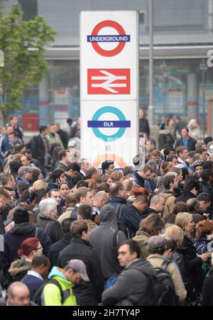 Datei-Foto vom 29/4/2014 von Pendlern an der U-Bahn-Station Stratford, Overground und DLR im Osten Londons, am ersten Tag eines 48-stündigen Streiks der U-Bahn-Mitarbeiter in der Londoner U-Bahn über Schließungen von Ticketbüros. Der Bahnhof hat Waterloo im Jahr bis März als den verkehrsreichsten Bahnhof Großbritanniens überholt. Ausgabedatum: Donnerstag, 25. November 2021. Stockfoto