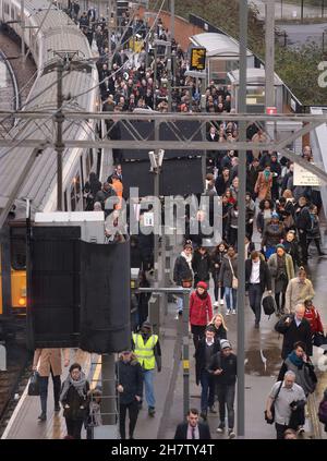 Foto vom 9/1/2017 von Pendlern am Bahnhof Stratford, London, nachdem die Mitarbeiter der U-Bahn einen 24-stündigen Streik gestartet hatten, der die U-Bahn-Dienste lahmlegen und Millionen von Passagieren ein Reisechaos verursachen wird. Der Bahnhof hat Waterloo im Jahr bis März als den verkehrsreichsten Bahnhof Großbritanniens überholt. Ausgabedatum: Donnerstag, 25. November 2021. Stockfoto