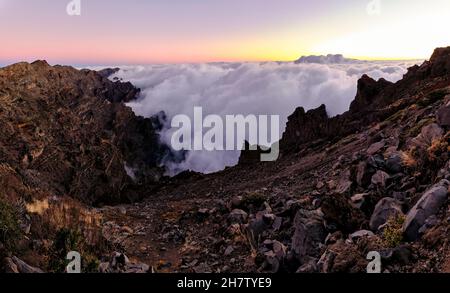 Sonnenuntergangslandschaft über der Caldera de Taburiente, bedeckt von einer dicken Wolkenschicht. Stockfoto
