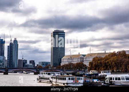 Waterloo London England, November 21 2021, Blick nach Westen von der Westminster Bridge auf die Themse zu Wolkenkratzern und Hochhäusern A Stockfoto