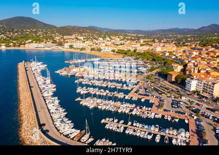 Sommeransicht der französischen Küstenstadt Sainte-Maxime an der Mittelmeerküste Stockfoto