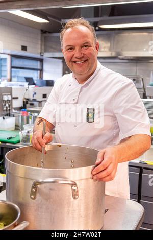 Andrew Pern kocht in der Küche im Star Inn, Harome. Stockfoto