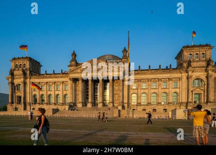 Schöner Blick auf die Westseite des berühmten Reichstagsgebäudes in der Abenddämmerung in Berlin, in dem sich der Bundestag, das... Stockfoto