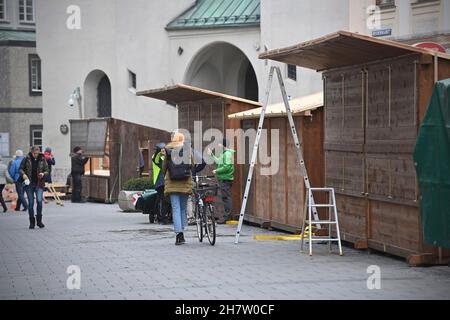 München, Deutschland. 24th. November 2021. Rückbau der bereits aufgestellte Stände vom Münchner Christkindlmarkt nach Absage im Herbst 2021 in der Kaufinger Straße/Neuhauser Straße in München am 25th. November 2021 aufgrund der hohen Inzidenz der Corona-Pandemie, Quelle: dpa/Alamy Live News Stockfoto