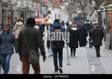 München, Deutschland. 24th. November 2021. Passanten, Menschen in der Münchner Fußgängerzone am 24th. November 2021 Kunden, Menschen. Kredit: dpa/Alamy Live Nachrichten Stockfoto