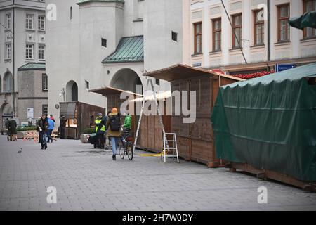 München, Deutschland. 24th. November 2021. Rückbau der bereits aufgestellte Stände vom Münchner Christkindlmarkt nach Absage im Herbst 2021 in der Kaufinger Straße/Neuhauser Straße in München am 25th. November 2021 aufgrund der hohen Inzidenz der Corona-Pandemie, Quelle: dpa/Alamy Live News Stockfoto