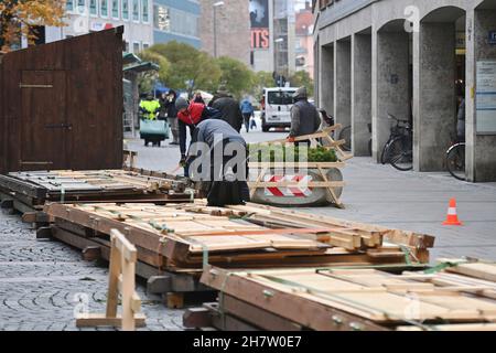 München, Deutschland. 24th. November 2021. Rückbau der bereits aufgestellte Stände vom Münchner Christkindlmarkt nach Absage im Herbst 2021 in der Kaufinger Straße/Neuhauser Straße in München am 25th. November 2021 aufgrund der hohen Inzidenz der Corona-Pandemie, Quelle: dpa/Alamy Live News Stockfoto
