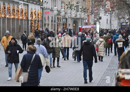 München, Deutschland. 24th. November 2021. Passanten, Menschen in der Münchner Fußgängerzone am 24th. November 2021 Kunden, Menschen. Kredit: dpa/Alamy Live Nachrichten Stockfoto