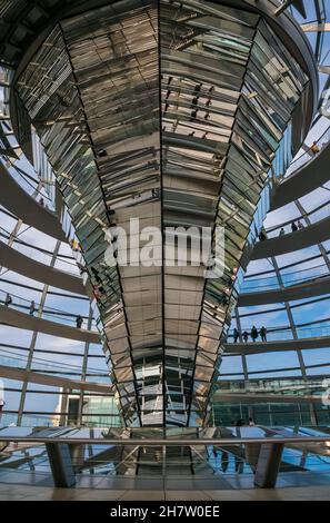 Schöne Nahaufnahme des verspiegelten Kegels in der Mitte der Reichstagsglaskuppel, die das Sonnenlicht in das Gebäude leitet. Die Kuppel kann... Stockfoto