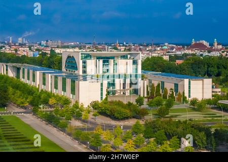 Schöne Luftaufnahme von der Vorderseite des Bundeskanzleramts in Berlin, dem offiziellen Sitz und Exekutivbüro des Kanzlers von... Stockfoto