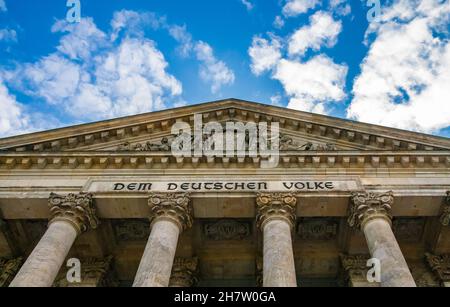 Große Niederwinkelansicht der Inschrift dem Deutschen Volk, was für das deutsche Volk bedeutet, auf dem Fries zwischen den Säulen und dem Giebel des... Stockfoto