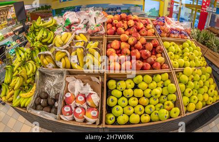 Fossano, Italien - 11. November 2021: Übersicht über die Vielfalt der verschiedenen bunten Früchte in den Regalen zu erschwinglichen Preisen in einem italienischen Rabatt Stockfoto