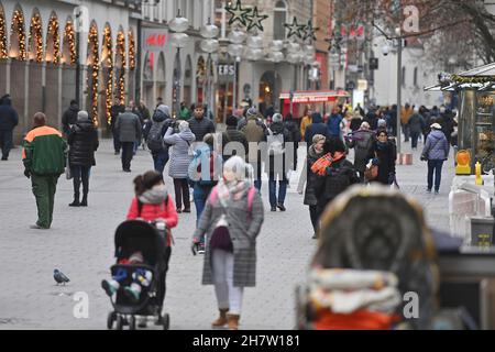 München, Deutschland. 24th. November 2021. Passanten, Menschen in der Münchner Fußgängerzone am 24th. November 2021 Kunden, Menschen. Kredit: dpa/Alamy Live Nachrichten Stockfoto