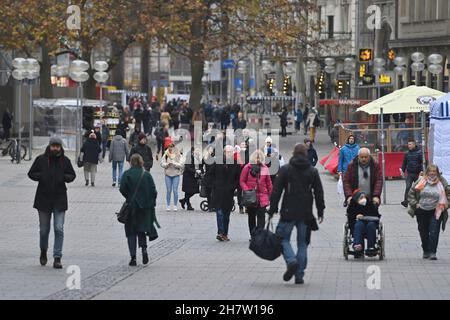 München, Deutschland. 24th. November 2021. Passanten, Menschen in der Münchner Fußgängerzone am 24th. November 2021 Kunden, Menschen. Kredit: dpa/Alamy Live Nachrichten Stockfoto