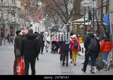 München, Deutschland. 24th. November 2021. Passanten, Menschen in der Münchner Fußgängerzone am 24th. November 2021 Kunden, Menschen. Kredit: dpa/Alamy Live Nachrichten Stockfoto