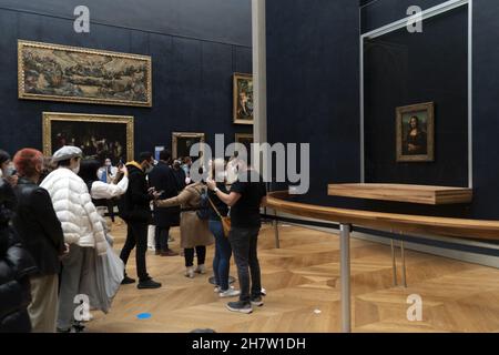 PARIS, FRANKREICH - NOVEMBER 18 2021 - Mona Lisa Raum ist voll von Menschen mit Maske für covid 19 Stockfoto